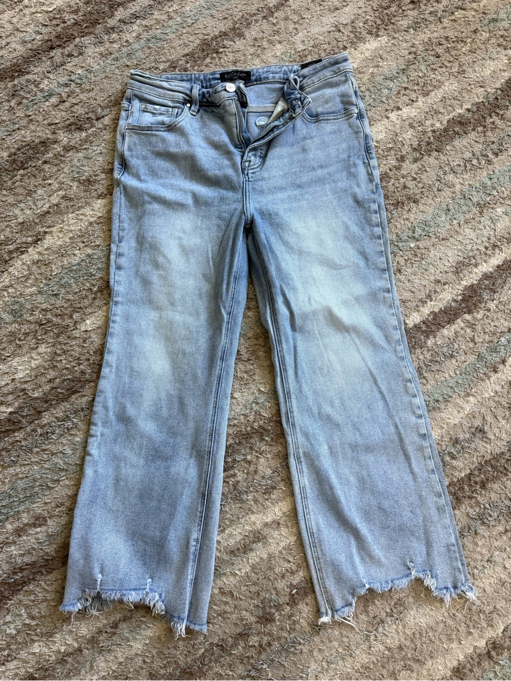 High-Rise Light Blue Wide-Leg Women's Jeans with Frayed Hem